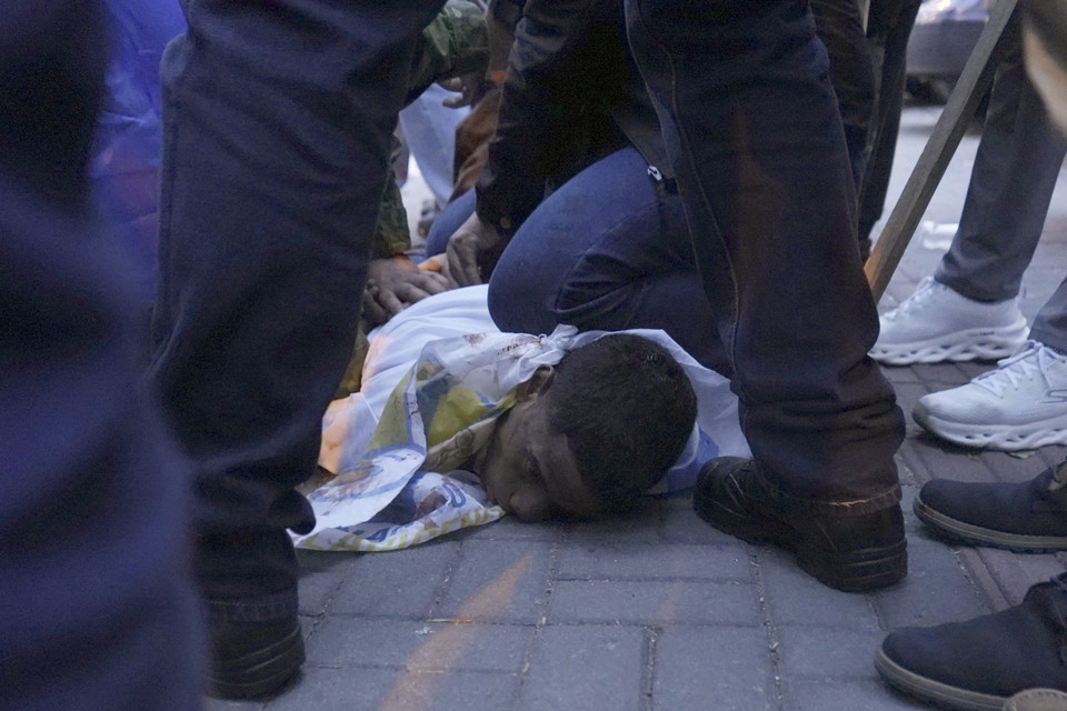 Nghi phạm sát hại ông Fernando Villavicencio bị bắt giữ tại hiện trường gây án ở Quito, ngày 9/8/2023. (Ảnh: AFP/TTXVN)