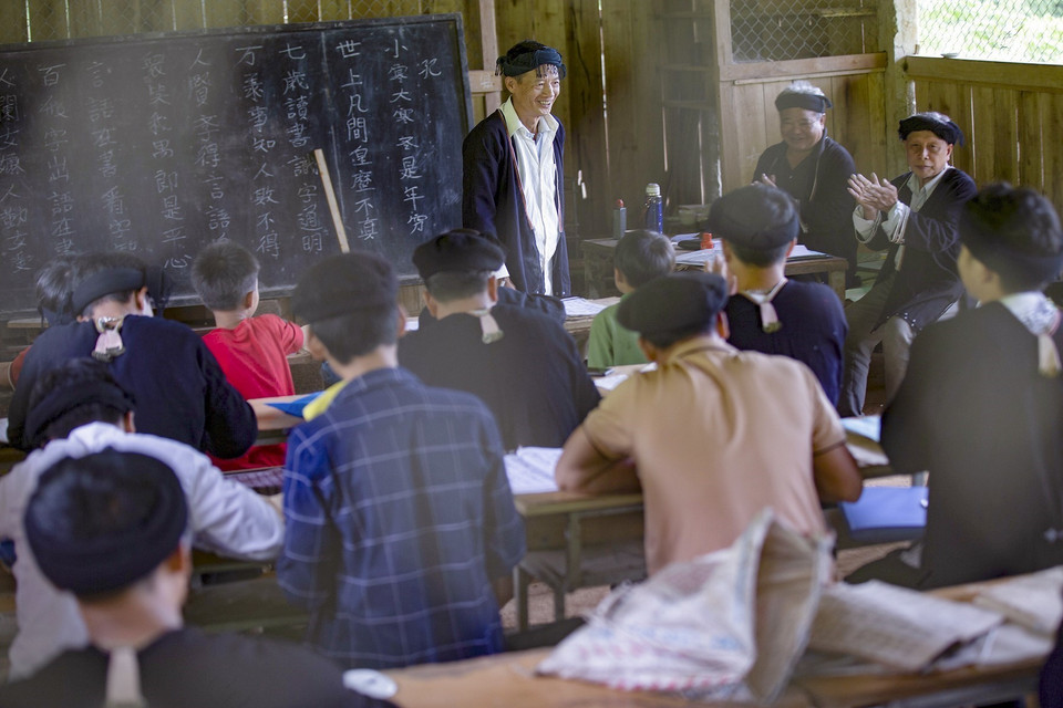 Khoảnh khắc kiểm tra kiến thức của học viên tại lớp học của ông Lý Văn Hềnh. (Ảnh: Trọng Đạt/TTXVN)