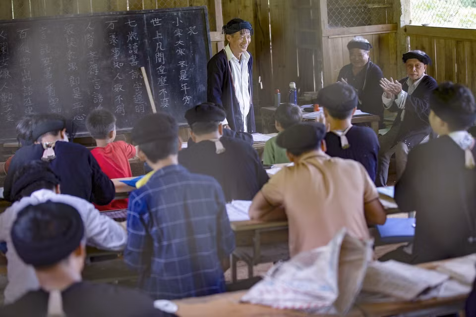 Khoảnh khắc kiểm tra kiến thức của học viên tại lớp học của ông Lý Văn Hềnh. (Ảnh: Trọng Đạt/TTXVN)