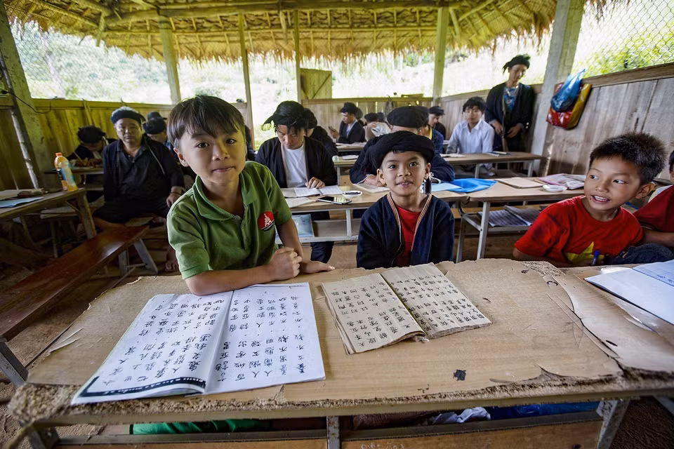 Các em nhỏ Dao Tiền ở bản Sưng luôn là những học viên hứng thú và tập trung nhất của lớp học chữ Nôm-Dao của ông Hềnh. (Ảnh: Trọng Đạt/TTXVN)