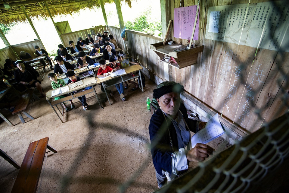 Tại lớp học, các học viên không chỉ được học về chữ viết Dao cổ mà còn học các làn điệu dân ca Dao Tiền như: hát Khía, hát đối đáp giao duyên và hát trong các lễ làm đám tâm linh dân tộc Dao. (Ảnh: Trọng Đạt/TTXVN)