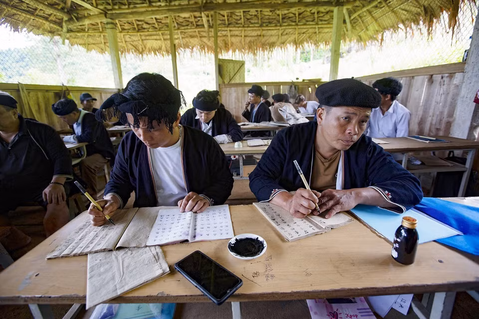 Lớp học chữ Nôm-Dao của ông Hềnh có nhiều học viên với các độ tuổi khác nhau tham gia học. (Ảnh: Trọng Đạt/TTXVN)