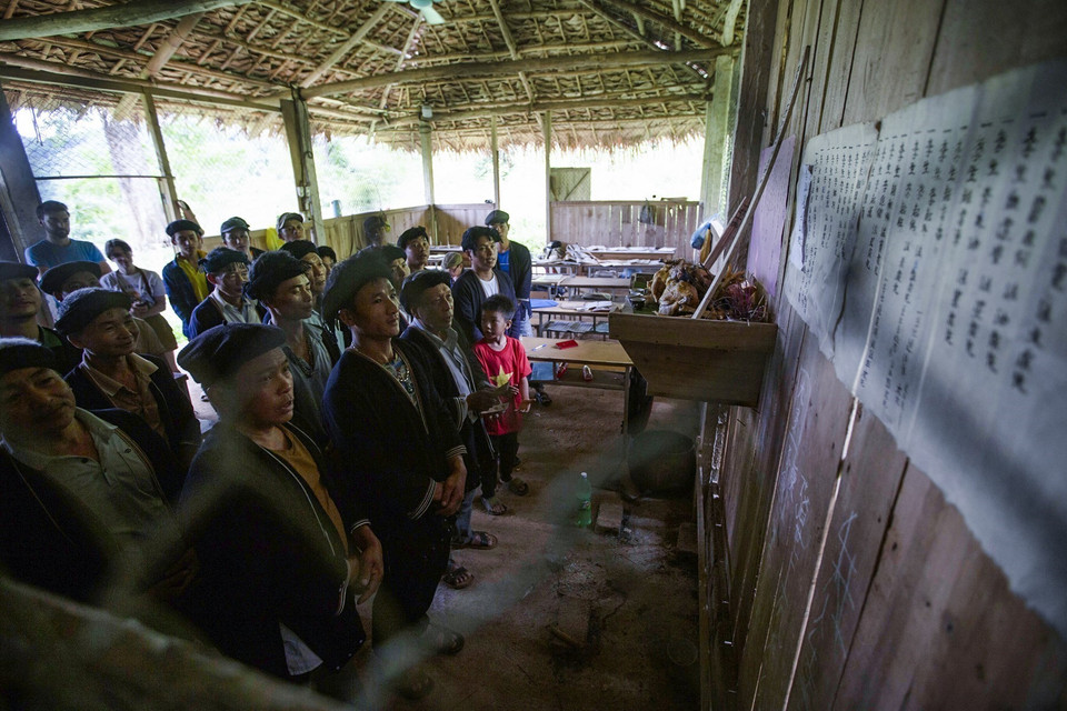 Nghi lễ truyền thống được ông Hềnh và các học viên thực hiện ngay khi bắt đầu vào học trước ban thờ được đặt tại lớp. (Ảnh: Trọng Đạt/TTXVN)