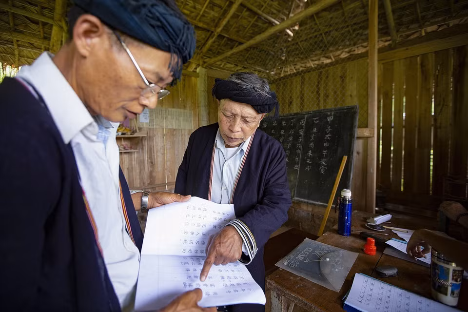 Ông Lý Văn Hềnh luôn tận tình chỉ dạy cho các học viên với mong muốn duy nhất là các thế hệ sau hiểu biết về ngôn ngữ, chữ viết, tập tục của người Dao Tiền. (Ảnh: Trọng Đạt/TTXVN)