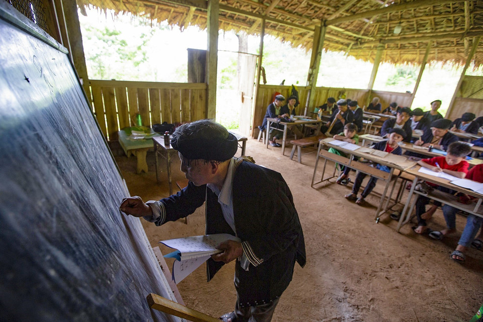 Tuy tuổi cao, hàng ngày ông Hềnh vẫn đi đến các điểm mở lớp tại các địa phương trong huyện để truyền dạy về tri thức bản địa cho đồng bào dân tộc Dao. (Ảnh: Trọng Đạt/TTXVN)