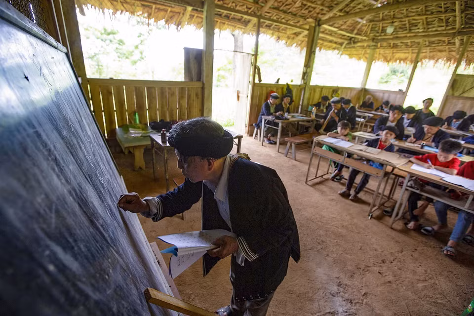 Tuy tuổi cao, hàng ngày ông Hềnh vẫn đi đến các điểm mở lớp tại các địa phương trong huyện để truyền dạy về tri thức bản địa cho đồng bào dân tộc Dao. (Ảnh: Trọng Đạt/TTXVN)