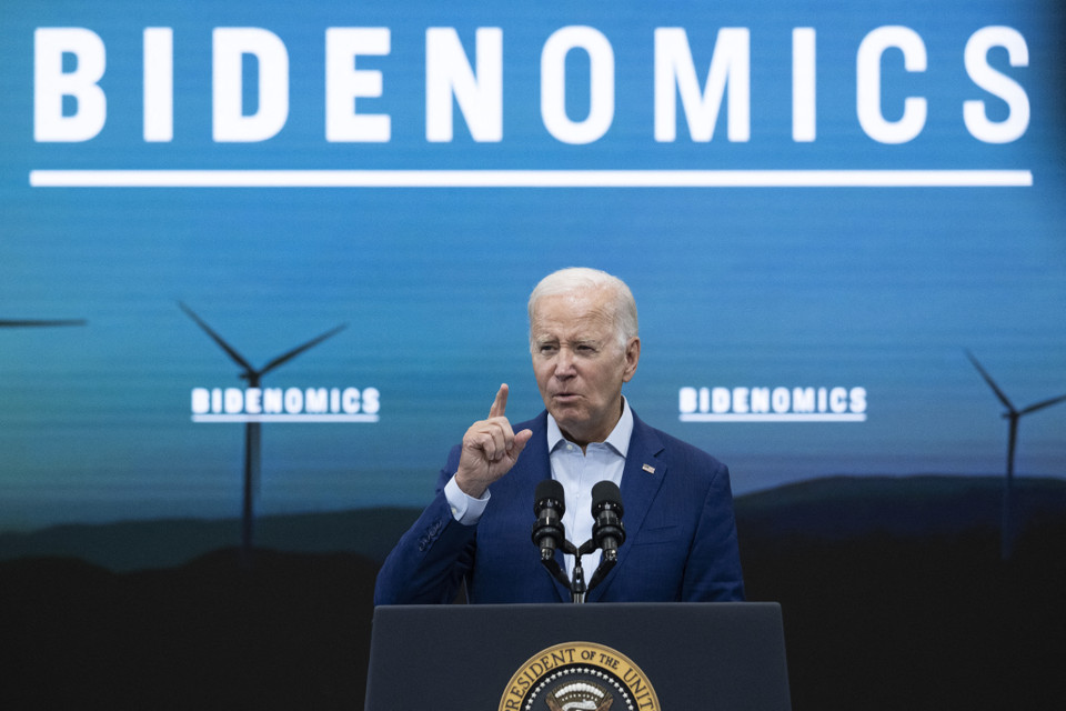 Tổng thống Mỹ Joe Biden ngày 9/8/2023 đã ký sắc lệnh hành pháp, cấm một số khoản đầu tư của nước này vào công nghệ nhạy cảm ở Trung Quốc. (Ảnh: AFP/TTXVN)