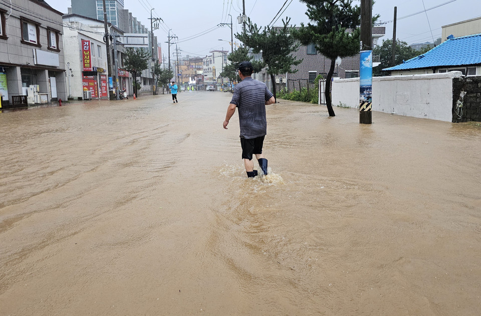 Cảnh ngập lụt sau những trận mưa lớn do ảnh hưởng của bão Khanun tại Goseong, Hàn Quốc, ngày 10/8/2023. (Ảnh: Yonhap/TTXVN)