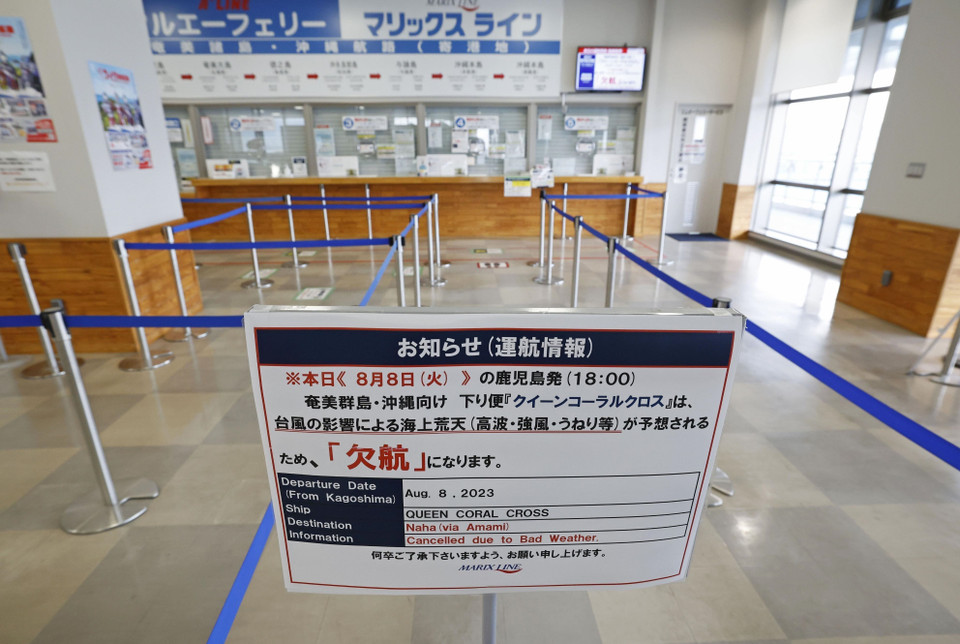 Cảnh vắng vẻ tại bến phà ở Kagoshima, Nhật Bản, khi bão Khanun đổ bộ ngày 8/8/2023. (Ảnh: Kyodo/TTXVN)