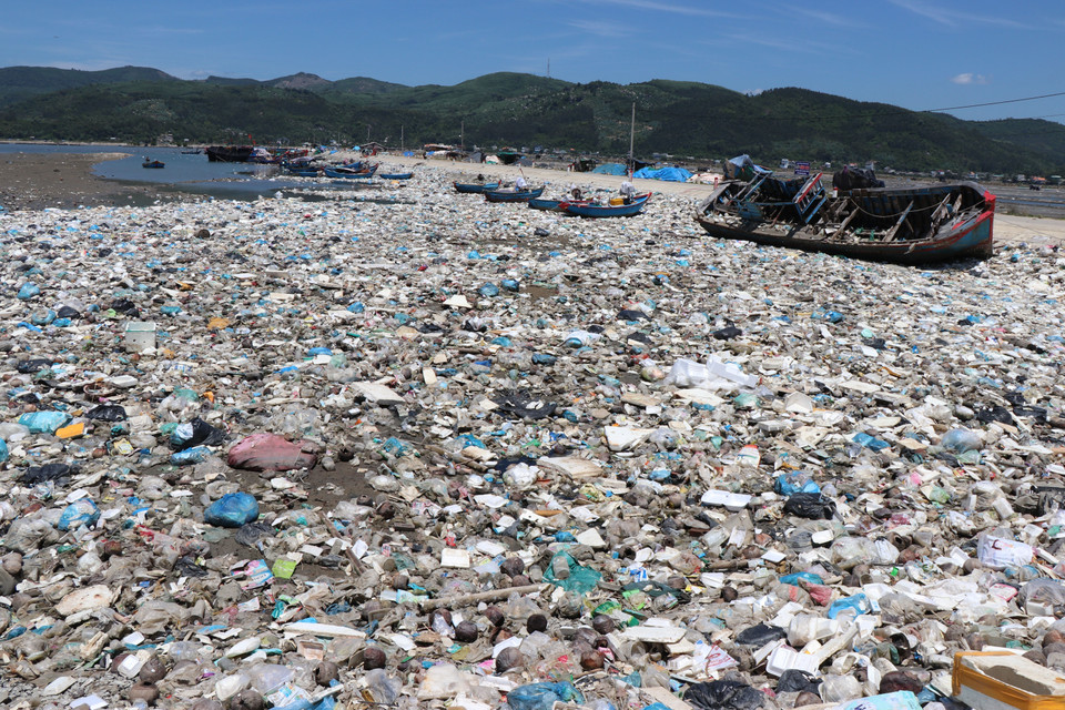 Rác thải trôi dạt về đầm nước mặn Sa Huỳnh gây ô nhiễm môi trường nghiêm trọng. (Ảnh: Phạm Cường/TTXVN)