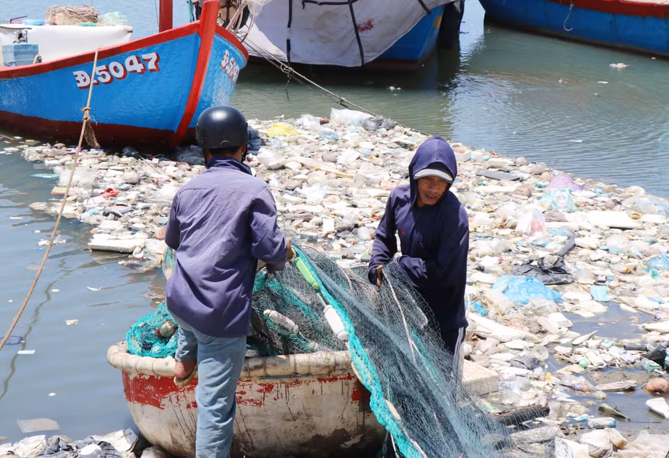 Rác thải bủa vây khiến người dân địa phương gặp nhiều khó khăn. (Ảnh: Phạm Cường/TTXVN)