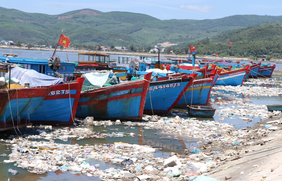 Do không được thu gom xử lý tập trung, rác thải được người dân ném xuống đầm nước mặn Sa Huỳnh thuộc tổ dân phố Thạnh Đức 1, phường Phổ Thạnh, thị xã Đức Phổ (Quảng Ngãi). (Ảnh: Phạm Cường/TTXVN)
