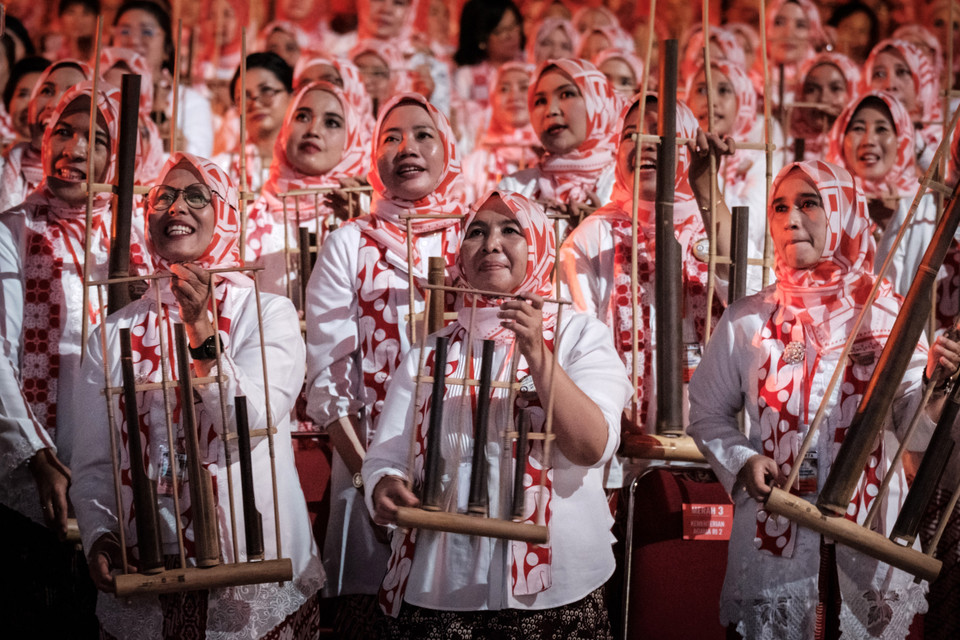 Sự kiện trên đã lập kỷ lục Guinness về màn trình diễn đàn angklung có số người tham dự lớn nhất thế giới. (Ảnh: AFP/TTXVN)