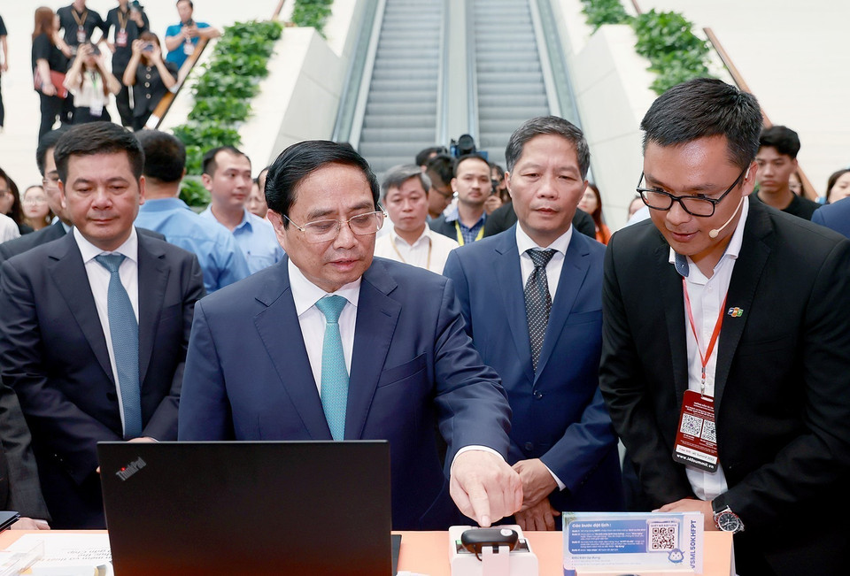 Thủ tướng Phạm Minh Chính tham quan Triển lãm Quốc tế về Công nghiệp 4.0 năm 2023. (Ảnh: Dương Giang/TTXVN)