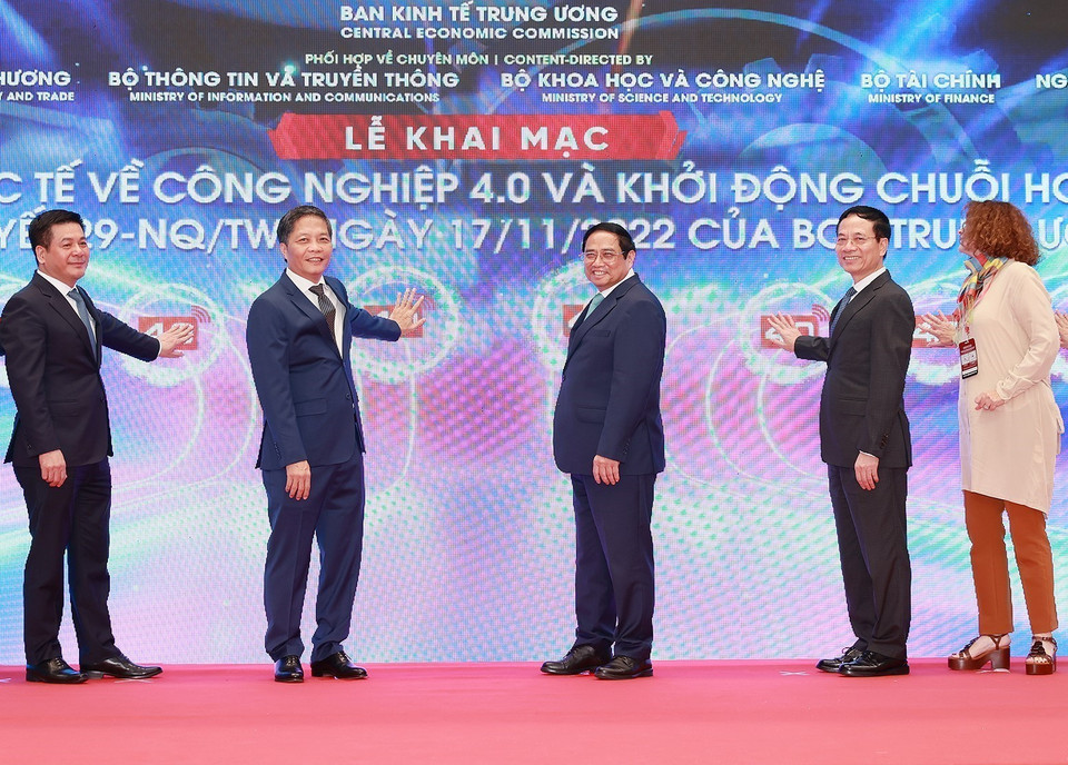 Thủ tướng Phạm Minh Chính và các đại biểu khai mạc Triển lãm Quốc tế về Công nghiệp 4.0 năm 2023. (Ảnh: Dương Giang/TTXVN)