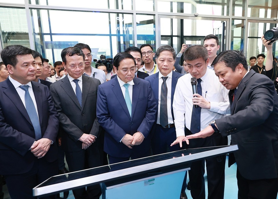 Thủ tướng Phạm Minh Chính tham quan Triển lãm Quốc tế về Công nghiệp 4.0 năm 2023. (Ảnh: Dương Giang/TTXVN)