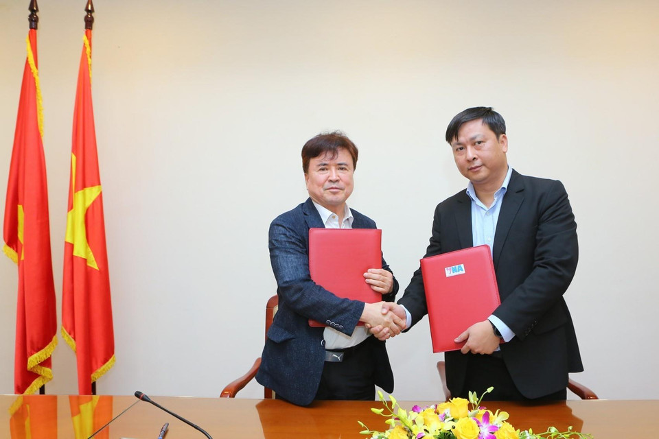 Lễ ký kết Bản ghi nhớ (MOU) về hợp tác xuất bản Báo song ngữ Việt-Hàn giữa TTXVN và Aju News Corporation. (Ảnh: Thành Đạt/TTXVN)