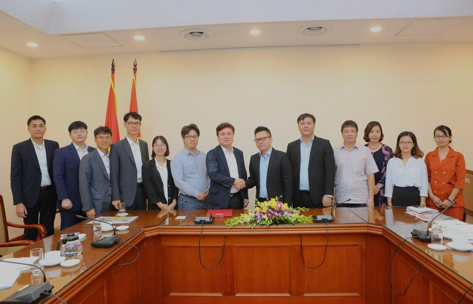 Phó Tổng giám đốc TTXVN Lê Quốc Minh chụp ảnh với ông Kwak Young-kil, Chủ tịch Aju News Corporation, Chủ tịch Tiểu ban Việt Nam thuộc Hiệp hội Doanh nghiệp vừa và nhỏ cùng các đại biểu. (Ảnh: Thành Đạt/TTXVN)