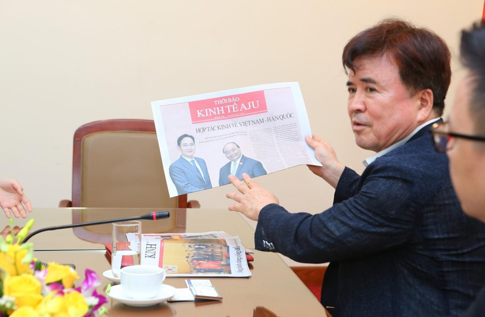 Chủ tịch Aju News Corporation, Chủ tịch Tiểu ban Việt Nam thuộc Hiệp hội Doanh nghiệp vừa và nhỏ, ông Kwak Young-kil giới thiệu tờ Thời Báo Kinh tế Aju phiên bản tiếng Việt. (Ảnh: Thành Đạt/TTXVN)