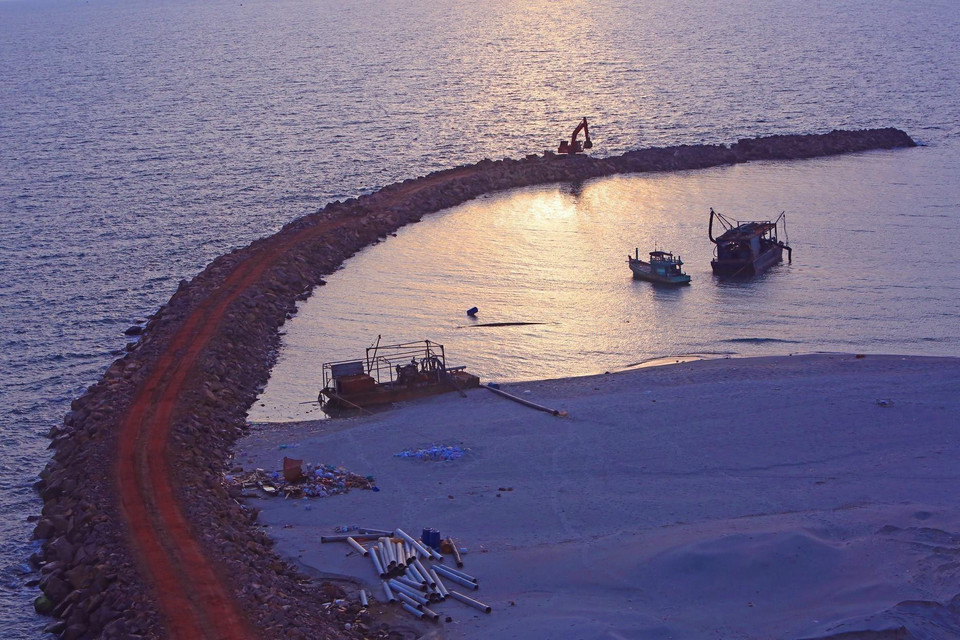 Thi công kè chắn sóng tại một dự án du lịch nghỉ dưỡng thuộc thị trấn An Thới. (Ảnh: Ngọc Hà/TTXVN)