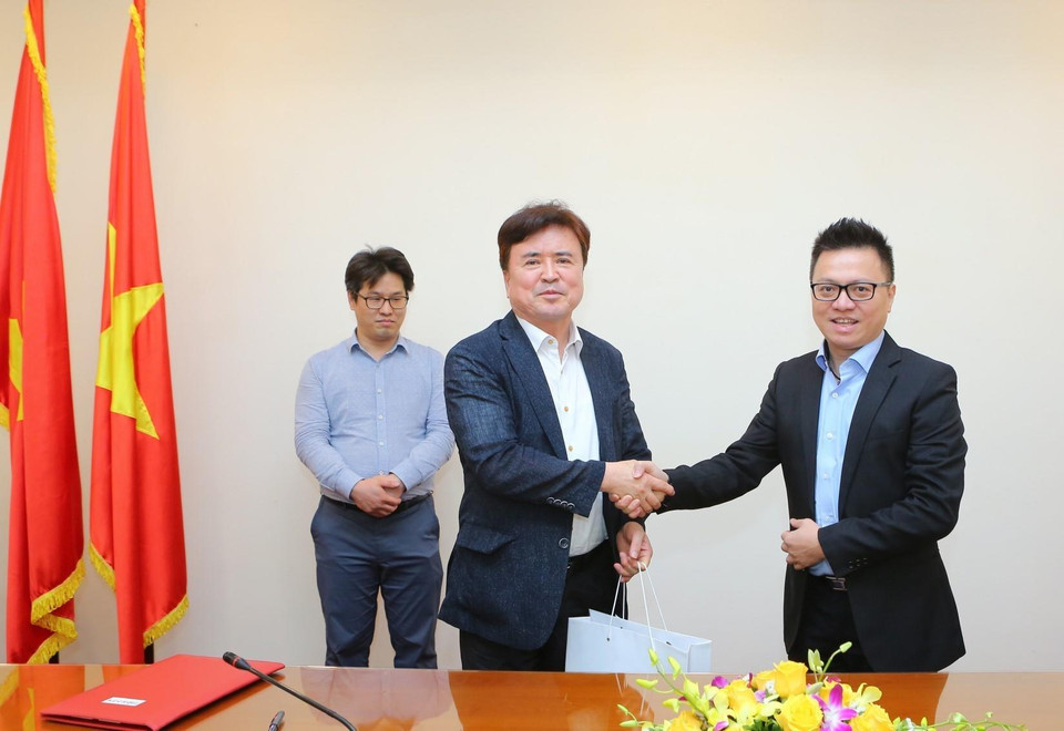 Phó Tổng giám đốc TTXVN Lê Quốc Minh tiếp ông Kwak Young-kil, Chủ tịch Aju News Corporation, Chủ tịch Tiểu ban Việt Nam thuộc Hiệp hội Doanh nghiệp vừa và nhỏ. (Ảnh: Thành Đạt/TTXVN)