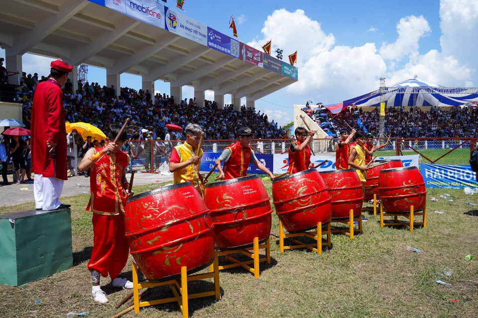 Đánh trống khai mạc Lễ hội Chọi Trâu Đồ Sơn năm 2023. (Ảnh: TTXVN phát)
