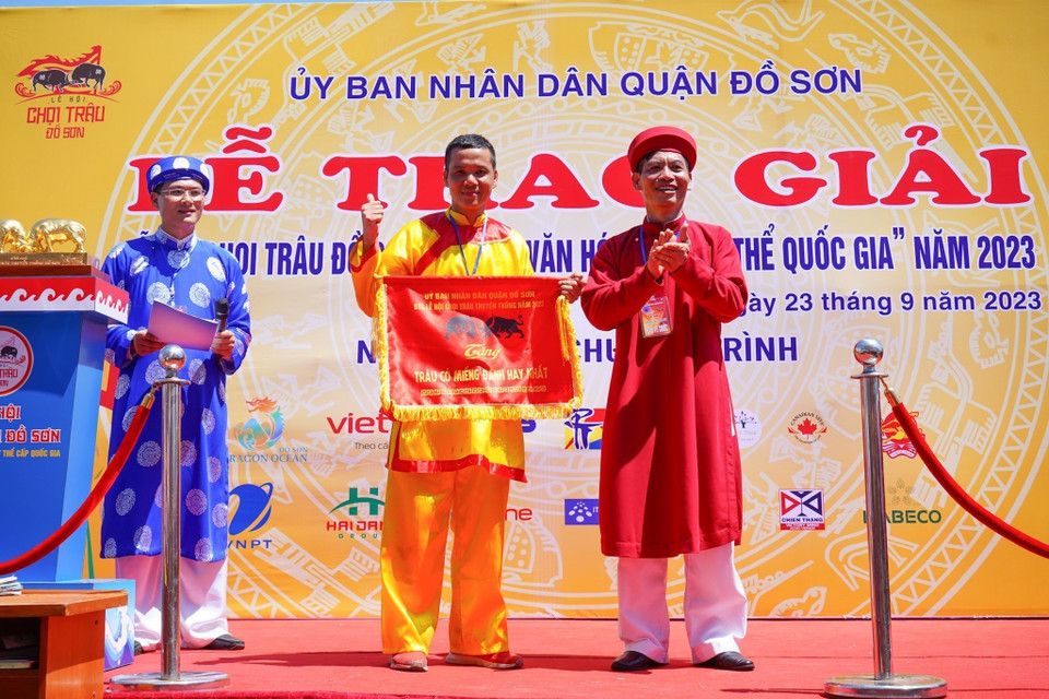 Trao giải Trâu có miếng đánh hay nhất tại Lễ hội Chọi Trâu Đồ Sơn năm 2023. (Ảnh: TTXVN phát)