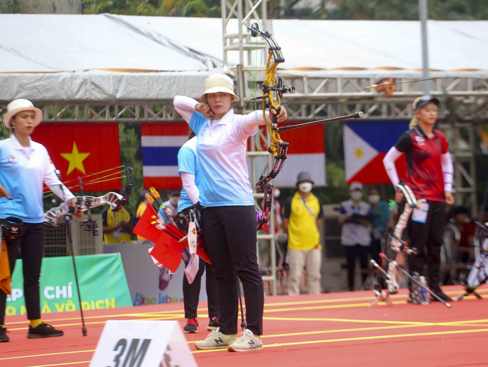 Cung thủ Nguyễn Thị Hải Châu (Việt Nam) thi đấu nội dung bắn cung 3 dây tranh huy chương Vàng với Thái Lan. (Ảnh: Tuấn Đức/TTXVN)