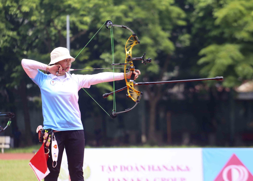 Cung thủ Nguyễn Thị Hải Châu (Việt Nam) thi đấu nội dung cung 3 dây tranh huy chương Vàng với Thái Lan. (Ảnh: Tuấn Đức/TTXVN)