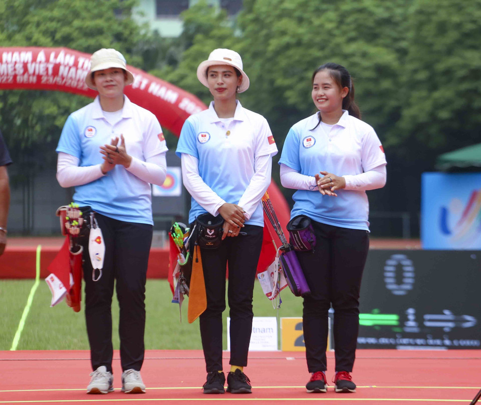 Các cung thủ Việt Nam trong trận tranh huy chương Vàng nội dung bắn cung 3 dây với Thái Lan. (Ảnh: Tuấn Đức/TTXVN)
