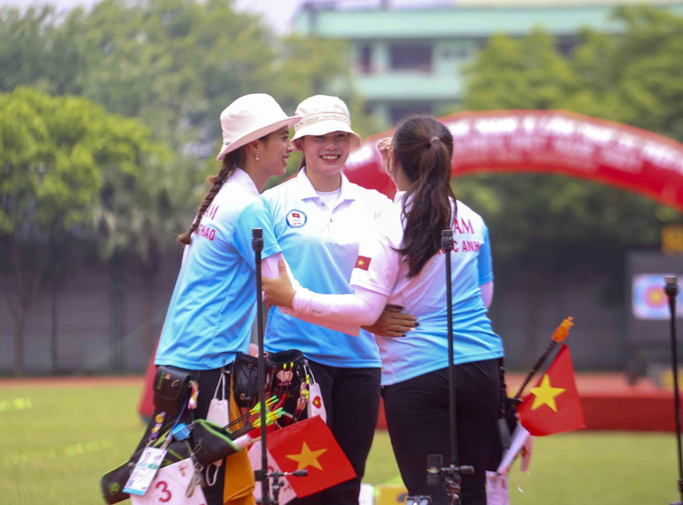 Các cung thủ Việt Nam chúc mừng nhau sau trận tranh huy chương Vàng nội dung cung 3 dây với Thái Lan. (Ảnh: Tuấn Đức/TTXVN)