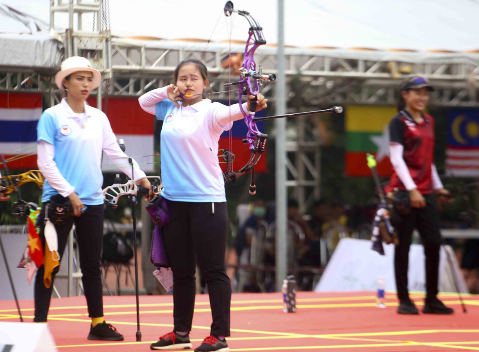Cung thủ Nguyễn Thị Hải Châu (Việt Nam) thi đấu nội dung bắn cung 3 dây tranh huy chương Vàng với Thái Lan. (Ảnh: Tuấn Đức/TTXVN)