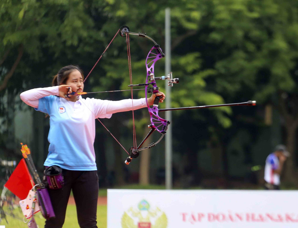 Cung thủ Lê Phạm Ngọc Anh (Việt Nam) thi đấu nội dung bắn cung 3 dây tranh huy chương Vàng với Thái Lan. (Ảnh: Tuấn Đức/TTXVN)