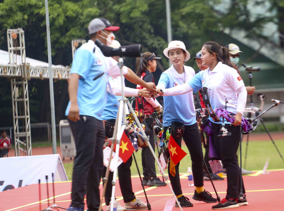 Các cung thủ Việt Nam cổ vũ nhau trước mỗi lần bắn. (Ảnh: Tuấn Đức/TTXVN)