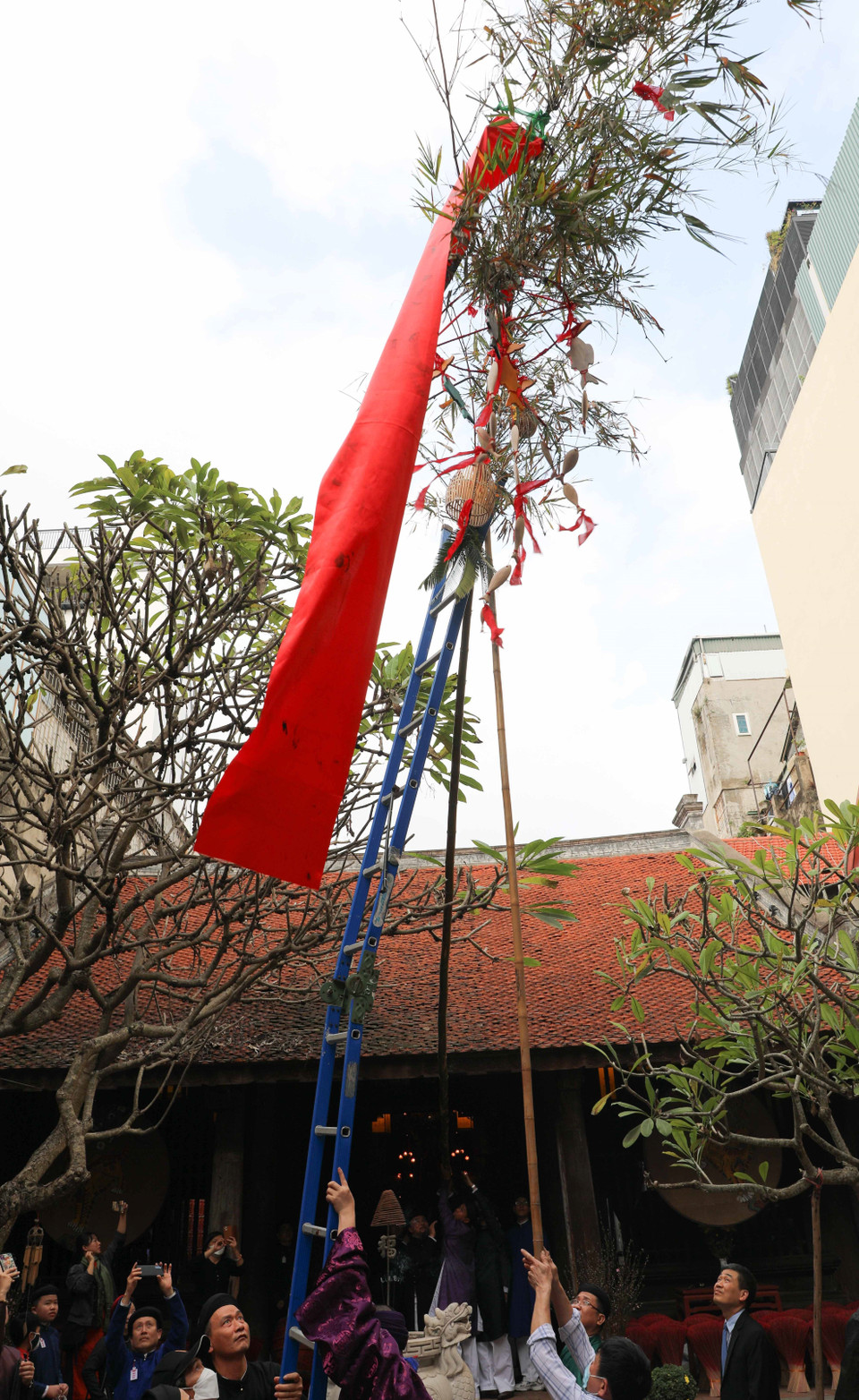 Dựng cây nêu ngày Tết. (Ảnh: Thanh Tùng/TTXVN)