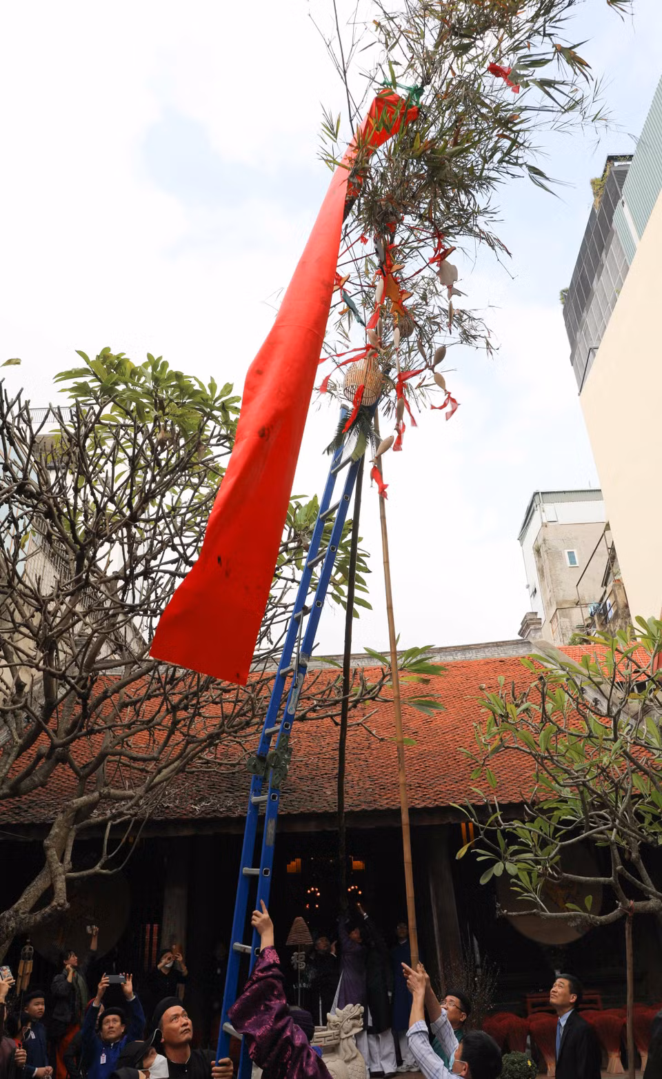 Dựng cây nêu ngày Tết. (Ảnh: Thanh Tùng/TTXVN)