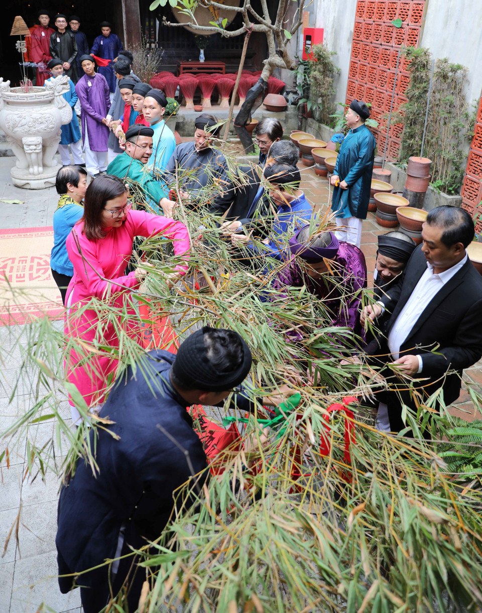 Dựng cây nêu ngày Tết. (Ảnh: Thanh Tùng/TTXVN)