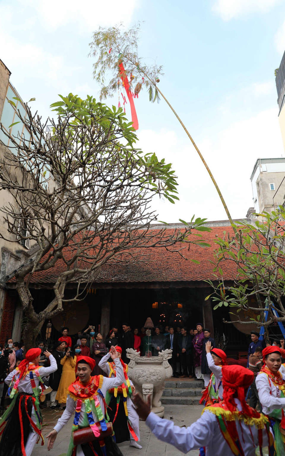 Biểu diễn múa "Con đĩ đánh bồng" sau lễ dựng cây nêu. (Ảnh: Thanh Tùng/TTXVN)