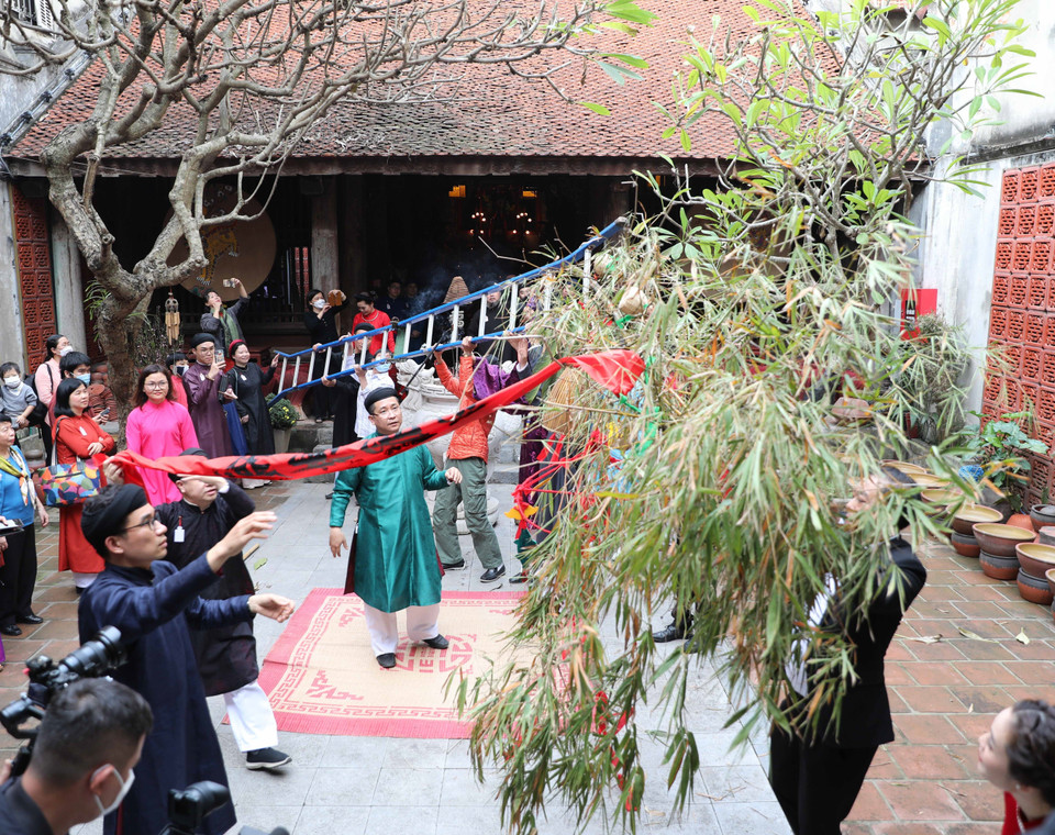 Dựng cây nêu ngày Tết. (Ảnh: Thanh Tùng/TTXVN)