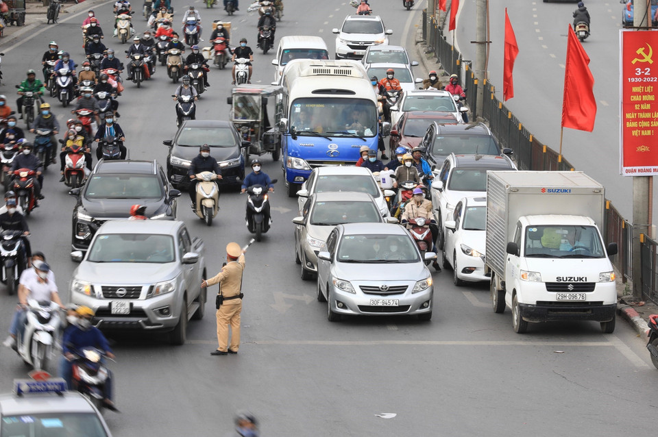 Cảnh sát giao thông thuộc đội 14 có mặt để phân luồng, tránh ùn tắc trên tuyến phố Giải Phóng hướng đi Quốc lộ 1. (Ảnh: Hoàng Hiếu/TTXVN)