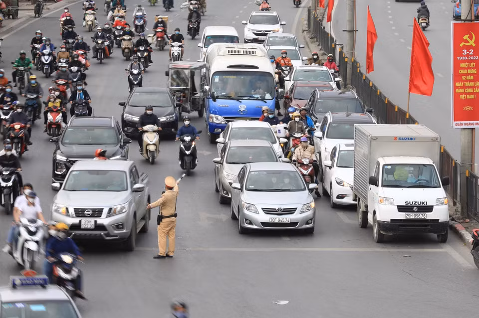 Cảnh sát giao thông thuộc đội 14 có mặt để phân luồng, tránh ùn tắc trên tuyến phố Giải Phóng hướng đi Quốc lộ 1. (Ảnh: Hoàng Hiếu/TTXVN)