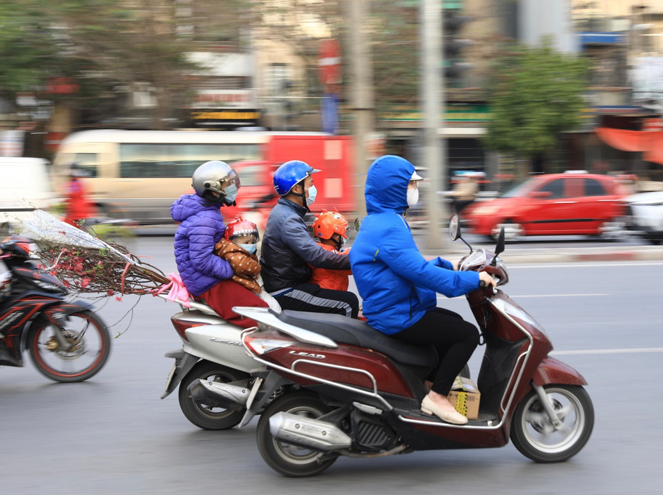 Một gia đình di chuyển từ đường Giải Phóng hướng đi quốc lộ 1. (Ảnh: Hoàng Hiếu/TTXVN)