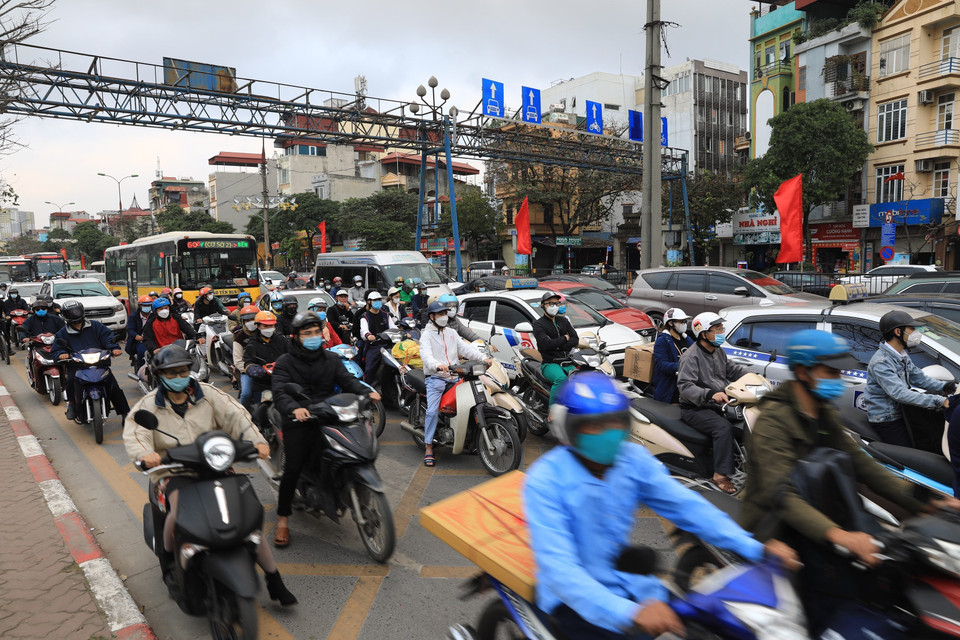 Đông người và phương tiện di chuyển hướng bến xe Nước Ngầm đi quốc lộ 1. (Ảnh: Hoàng Hiếu/TTXVN)