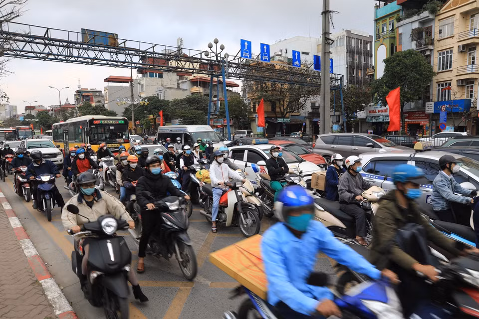 Đông người và phương tiện di chuyển hướng bến xe Nước Ngầm đi quốc lộ 1. (Ảnh: Hoàng Hiếu/TTXVN)
