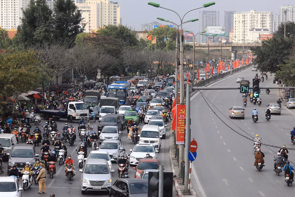 Tại cửa ngõ phía Nam, hướng đi quốc lộ 1 chật cứng người và phương tiện, hướng vào Hà Nội thì thông thoáng. (Ảnh: Hoàng Hiếu/TTXVN)