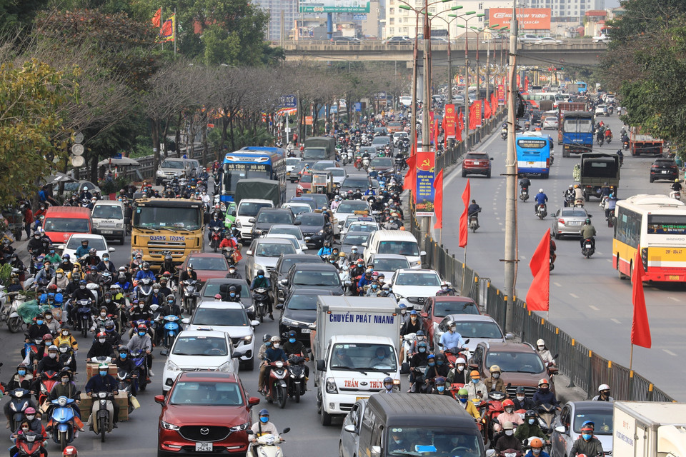 Đông người và phương tiện di chuyển khỏi Hà Nội hướng về quốc lộ 1 chiều 28/1 (tức 26 tháng Chạp âm lịch). (Ảnh: Hoàng Hiếu/TTXVN)