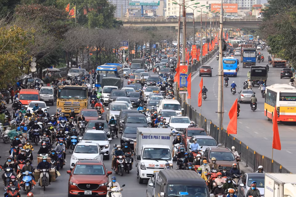 Đông người và phương tiện di chuyển khỏi Hà Nội hướng về quốc lộ 1 chiều 28/1 (tức 26 tháng Chạp âm lịch). (Ảnh: Hoàng Hiếu/TTXVN)
