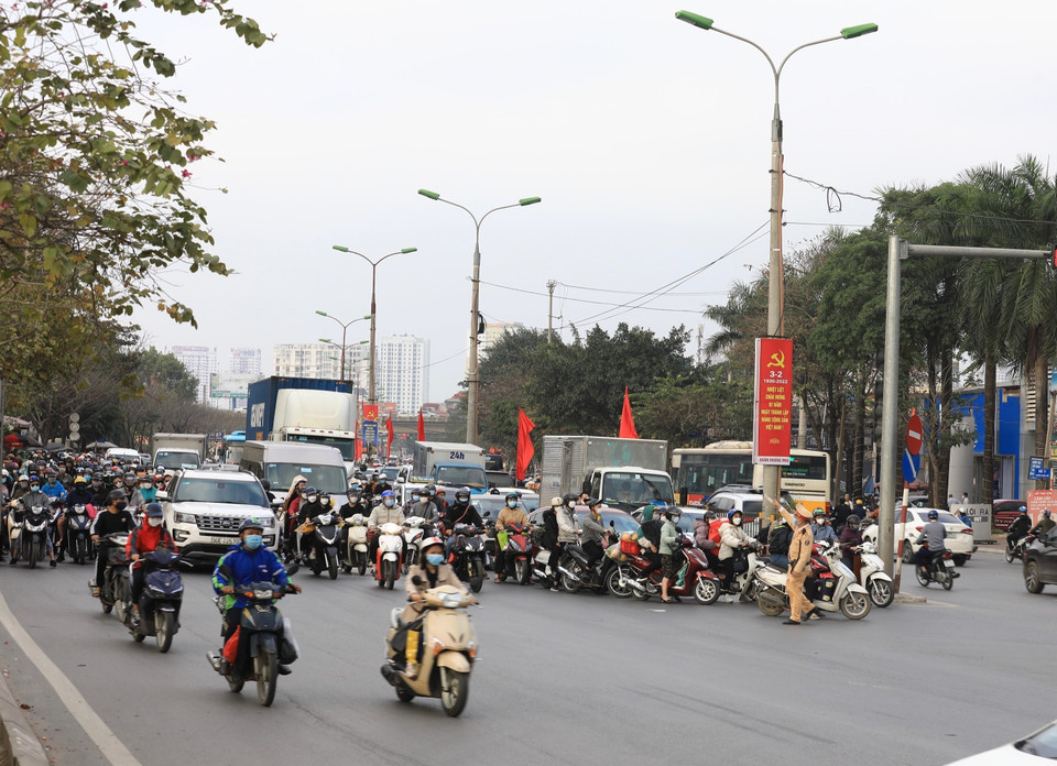 Đông phương tiện di chuyển hướng đường Giải Phóng đi quốc lộ 1 trong chiều 28/1. (Ảnh: Hoàng Hiếu/TTXVN)