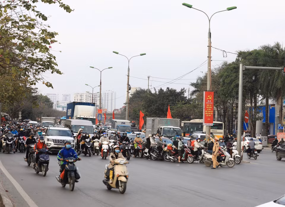 Đông phương tiện di chuyển hướng đường Giải Phóng đi quốc lộ 1 trong chiều 28/1. (Ảnh: Hoàng Hiếu/TTXVN)