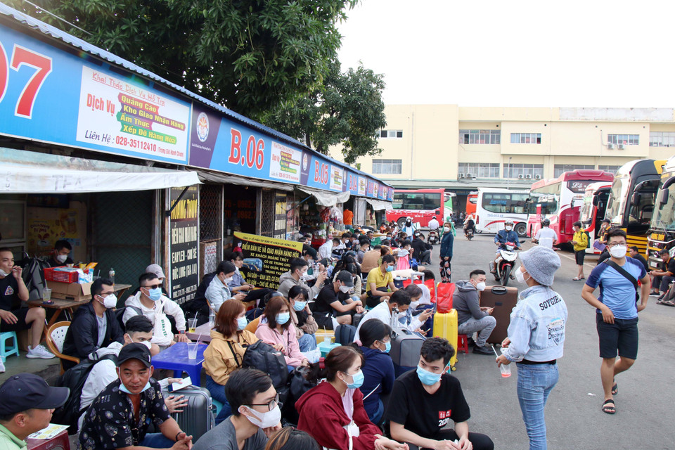 Nhiều hành khách tới bến xe miền Đông khá sớm để ngồi chờ đến giờ lên xe. (Ảnh: Tiến Lực/TTXVN)